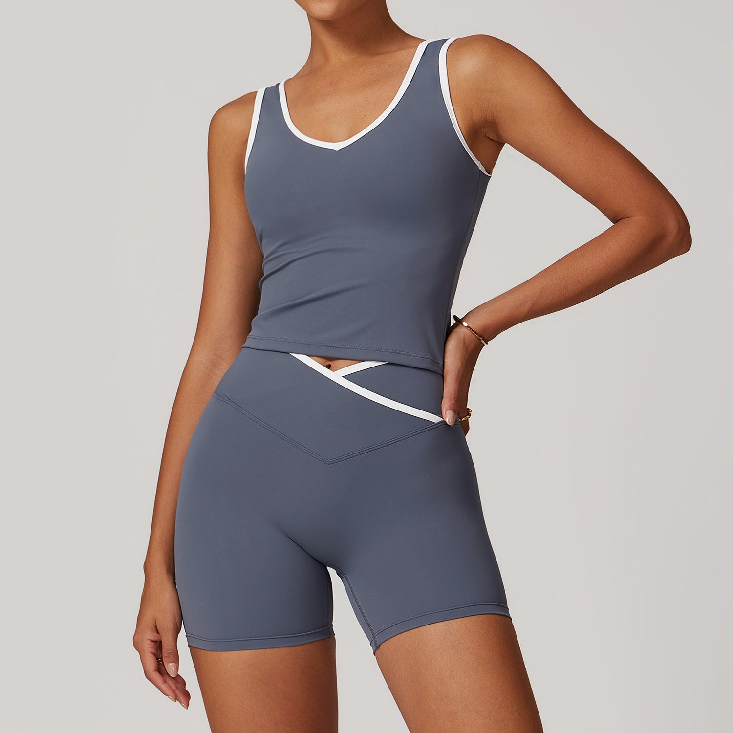 Nude-Feel Seamless Activewear Set – Light, Sculpting & Ultra-Comfortable